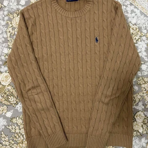 Polo Ralph lauren - Hej, säljer nu denna extremt fina polo tröjan i storlek S men passar M också. Fick den i present men passar inte min stil, kvitto finns ej då det är en present. 9/10 skick.