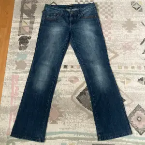 Säljer dessa esprit jeans de e i fint skick💕 midjemåttet är 40cm och innerbensmåttet är 81 cm💕