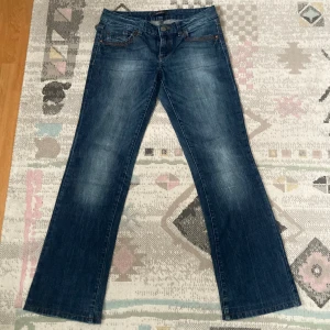 Lågmidjade jeans  - Säljer dessa esprit jeans de e i fint skick💕 midjemåttet är 40cm och innerbensmåttet är 81 cm💕