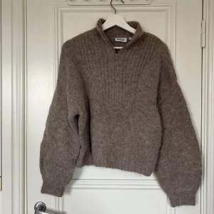 Stickad tröja  - Fin stickad tröja från weekday. Endast använd en gång p.ga fel storlek.  