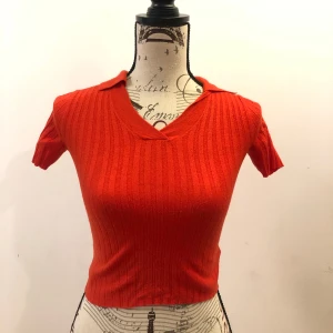 J.Lindeberg topp  - Jättefin röd tunn stickad J.Lindeberg topp/ croptop med krage. Pris kan diskuteras:)