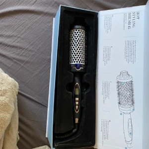 Cera värmeborste - En jätte fin värmeborste som ger så fint resultat men som tyvärr inte passade mitt hår. Salonger brukar även använda denna.💞 kartong osv medföljder, som ny!