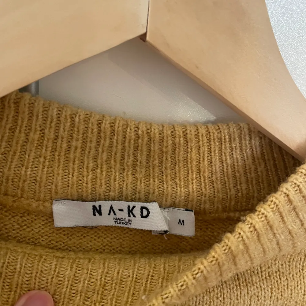 Säljer en stickad tröja från Nakd, som aldrig används. Tröjan är en lite kortare modell, och i superfint skick. Lite svårt att få bilden på den rätta färgen av tröjan, men hör gärna av dig för fler bilder!❤️💓❤️. Stickat.