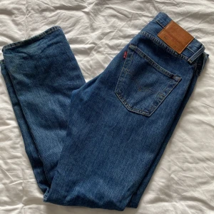 Levis 501  - Säljer ett par fina Levis 501. Skicket är 10/10 och nästan aldrig använda. Storlek 30/32 och passformen är jätte bra. Priset kan diskuteras 