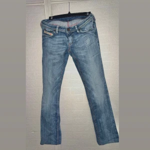 Low waist Disel jeans -  Låg midjade Diesel jeans med mönster på bakfickorna ❤️ Köptes för 1900 från Hemsidan Diesel 🩷 Säljer för 820 men priset kan diskuteras 🩷