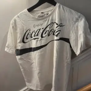 En vit coca cola t-shirt  i fint skick, storlek M! Unisex.