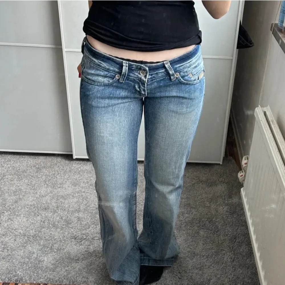 Säjer dessa sjukt snygga lågmidjade jeans. Köpta på Plick men tyvärr för små för mig, därför säljer jag dem💕 lånade bilder av den jag köpte dem av. Pris går att diskutera. Jeans & Byxor.