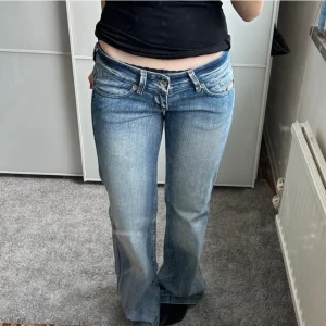 Lågmidjade jeans - Säjer dessa sjukt snygga lågmidjade jeans. Köpta på Plick men tyvärr för små för mig, därför säljer jag dem💕 lånade bilder av den jag köpte dem av. Pris går att diskutera