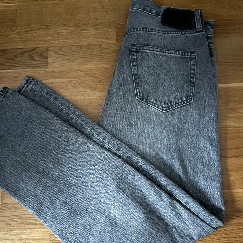 tjena, säljer ett par riktigt feta gråa jeans, hör av er om ni vill se bilder på passform mm helt nya aldrig använda pga att dom var lite stora . Jeans & Byxor.