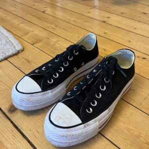 Nästan helt oanvända converse skor i strl 36 1/2. 