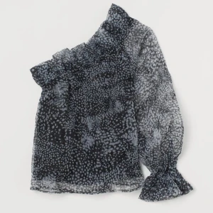 as snygg blus - Jättefin one shoulder blus i storlek S! Otroligt vacker och passar till så många tillfällen, middag, fest etc💕💕💕🥰🥹NYSKICK