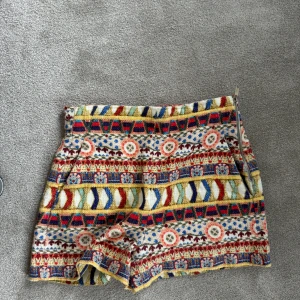 Zara shorts - Så snygga shorts i najs mönster från zara, knappt använda
