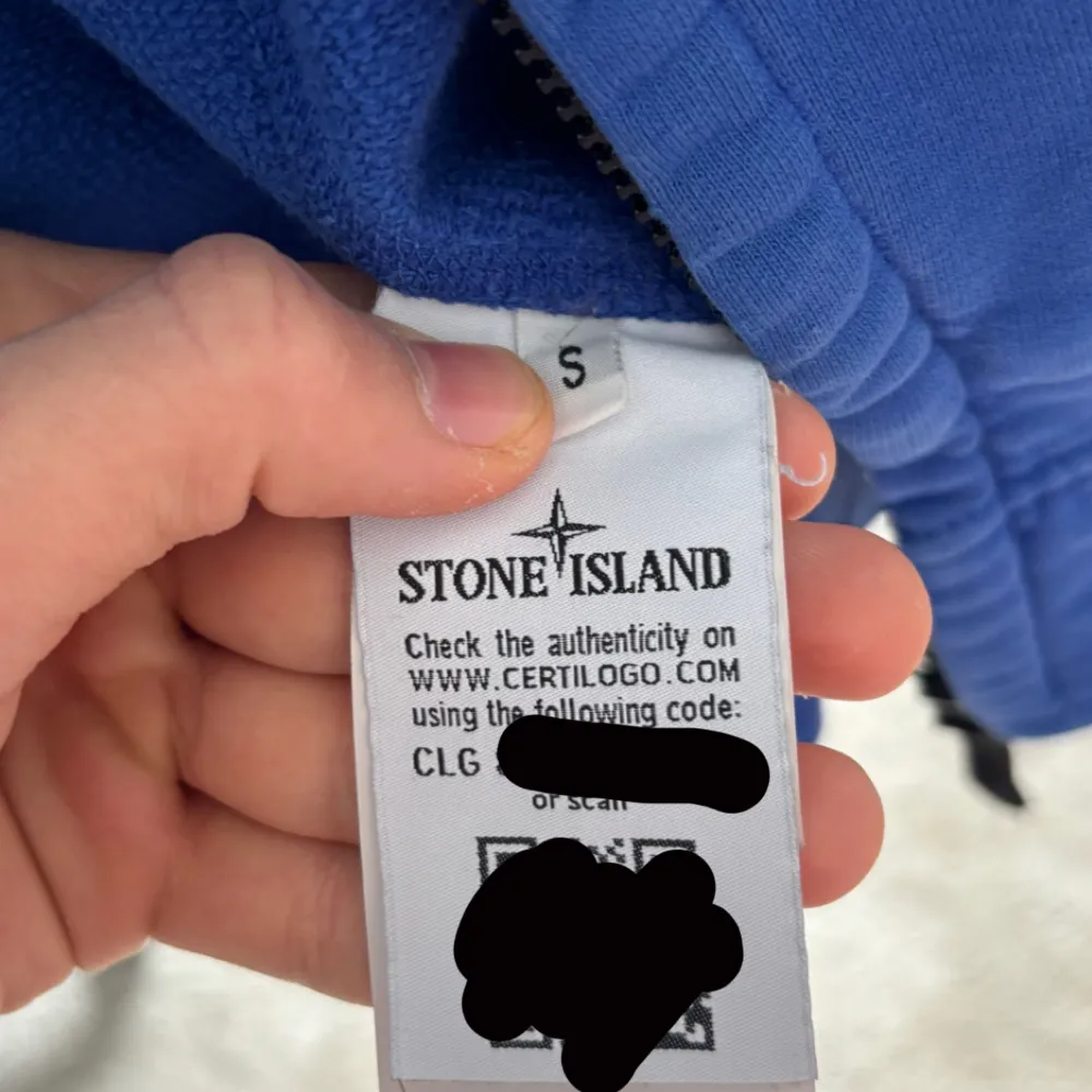 Säljer en fräsch o snygg blå stone island hoodie i storleken small, säljer tröjan då jag växt ur den. Tröjan är i bra skick skulle säga 8/10. Hoodies.