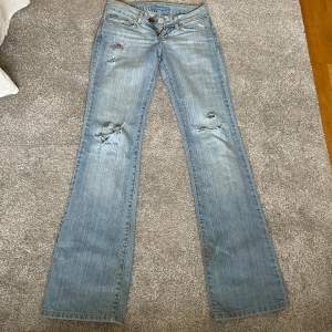 Säljer dessa jeans! Midjemått 37, innerbenslängd 82🥰 Dragkedjan är tyvärr trasig men går att använda bara med knapp eller så kan någon händig byta den!❤️(längst ned är det också slitet men inget man tänker på)