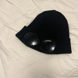 Cp. Company mössa - Nästan oanvänd! Kommer ej till användning Helt äkta! Säljs för 700kr Pris går att diskutera