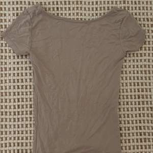 T-shirt från missäy, Öppenrygg, grå. Knappt använd.