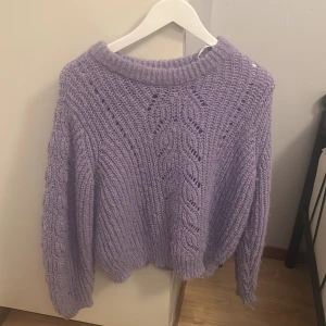 Stickad Tröja - Säljer för att den inte används längre. Den är i strl L och är i noggolunda bra skick, lite luddig.  Den är annars väldigt mysig att ha på sig. 💜 