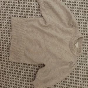 Stickad Tröja - stickad tröja (halv ärm). Använd men i bra skick. Köptes för 250kr för ett par år sedan. 