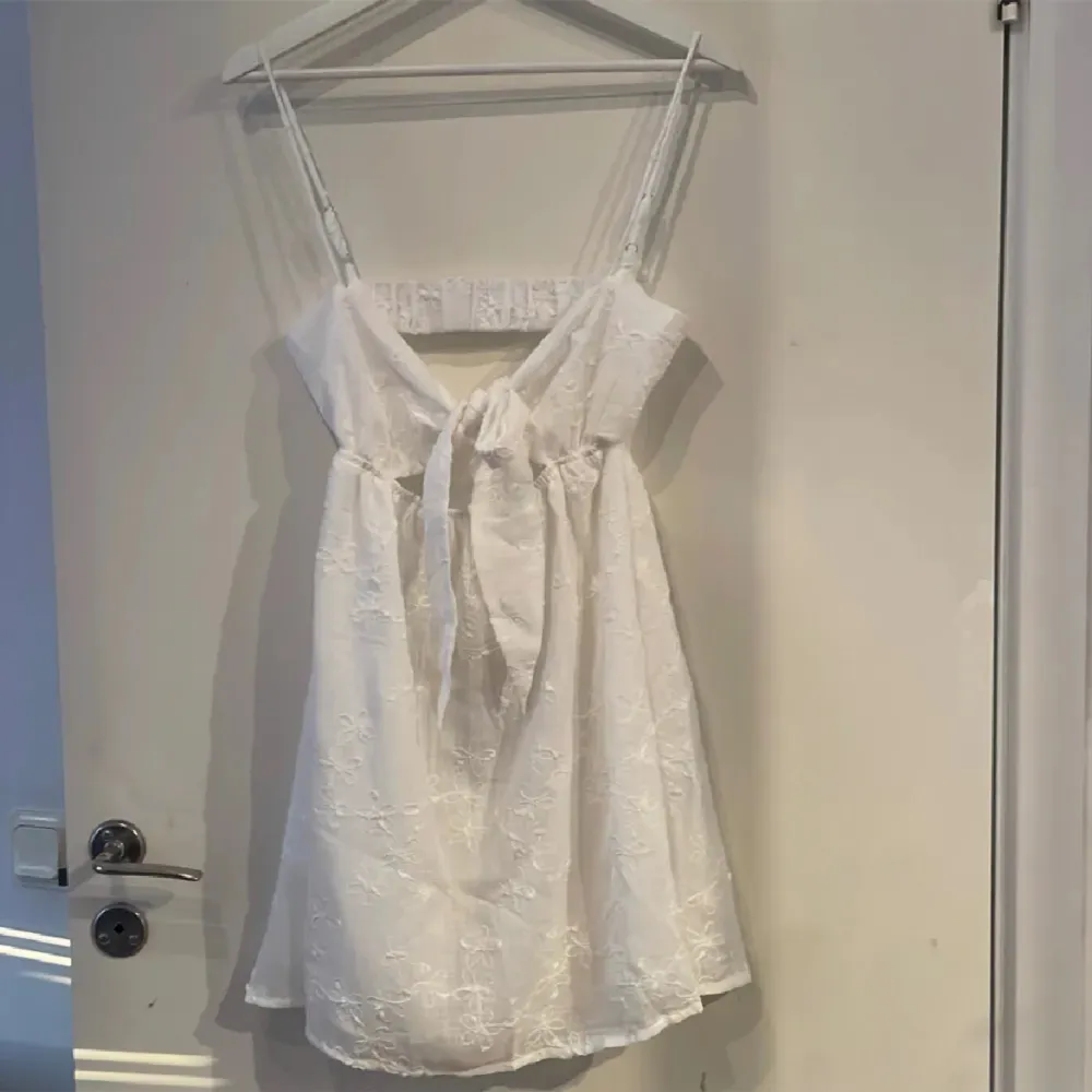 Hej fina!  Säljer denna jättesnygga vita klänningen som passar perfekt till student eller skolavslutning 🥰 Helt oanvänd, endast testad med prislappen kvar. 💞OBS: lånade bilder. Klänningar.