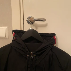 Monclear grimpeurs jacka  - Storlek 4/L  Cond 8/10 Köpt på haiendo för 5900 Säljer den nu snabbt för 3100