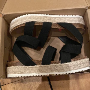 Steve Madde Jkimmie sandal  - Ett par helt oanvända sandaler från Steve Madden. Super bra skick, inga defekter.  800kr nypris.