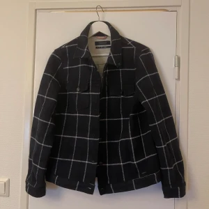 Skjortjacka Scotch & Soda - Tyvärr aldrig använd så därför jag säljer den❤️ köpte storlek L för oversized fit, men skulle inte säga att den är jätteoversized. Skulle uppskatta storleken som M. Nypris 1500kr