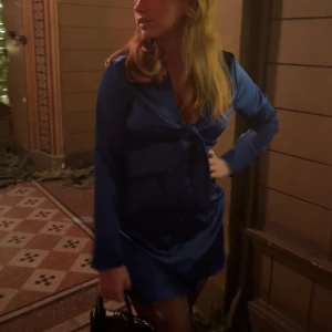 Söt blå satinklänning - Jättefin blå klänning från Zara som passar för många olika tillställningar. 💙köpt för lite över 1 år sedan men endast använt fåtal gånger! Skriv privat för fler bilder 💙 M men passar storlek S också