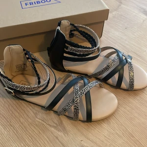 Sandaler - Superfina sandaler i stl 34. Aldrig använda.