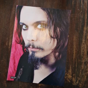 Dubbelsidad kerrang poster - Dubbelsidad kerrang poster i storlek A4 Med Ville Valo från Him på ena sidan, och Biffy clyro på andra sidan.