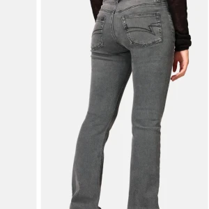 Gråa bootcut jeans med low waist  - Från Junkyard, vart nöjd och använt några gånger men sen tyckte jag att de inte satt bra på mig . På sista bilden kan man se att de har litet hål eftersom de vart lite för långa för mig så jag trampade på de. Jag är 167 cm för referens. Nypris 600kr