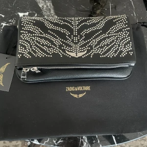 Zadig väska med paljetter - Säljer min Zadig väska som jag fick i födelsedagspresent som inte kommer till användning, den är i vanliga modellen och kommer med dustbag. Väskan är i nytt skick därav priset, skriv för fler bilder eller frågor❤️