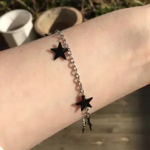 Coolt silvrigt armband med svarta stjärnor! - Kan justera storleken eller mindre detaljer och det är bara att höra av sig om man undrar något! Frakt på 18 kr (frimärke) tillkommer. 🤗🤗