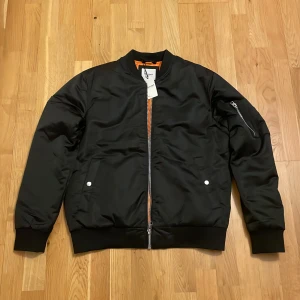 Jack & Jones  - Säljer denna helt nya oanvända Jack & Jones jackan i storlek L eftersom den inte kommer till nån nytta