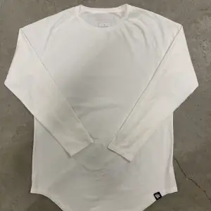 Young LA långärmad t-shirt i storlek large, lång scoop modell, slimfit