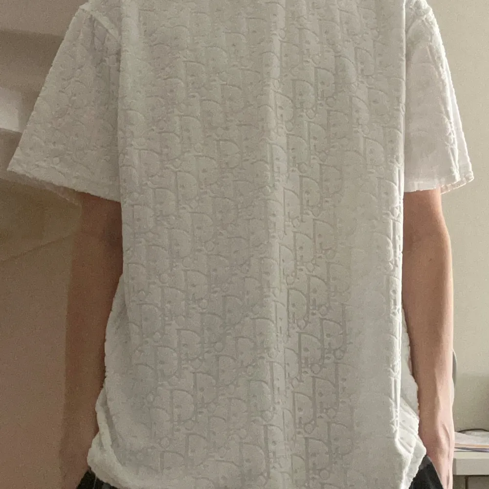 1:1 dior t-shirt aldrig använd( storlek L) Den är relativt lång( passar någon som är runt 191 cm lång( vit och blå, båda för 500kr. T-shirts.