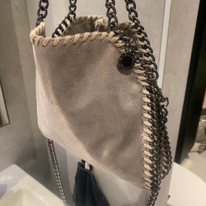 Stella väska  - Stella liknande väska ❤️‍🔥Använd 5 gånger. Priset går att diskutera vid snabb affär 