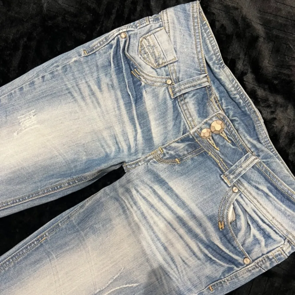 Supersnygga low waist bootcut jeans köpta vintage ❤️lite små på mig tyvärr, men mycket bra skick❤️Skriv vid fler mått, intresse eller prisförslag. Köp nu går också bra Midjemått: 39 - 40 cm Innerben: 84 cm. Jeans & Byxor.