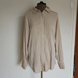 Blus - Mycket gott skick Lite glansig tyg men ej som satin