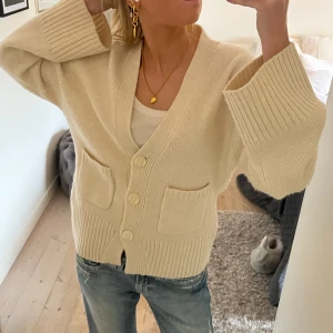 Stickad kofta - Så fin oanvänd kofta från ginatricot i storlek M!