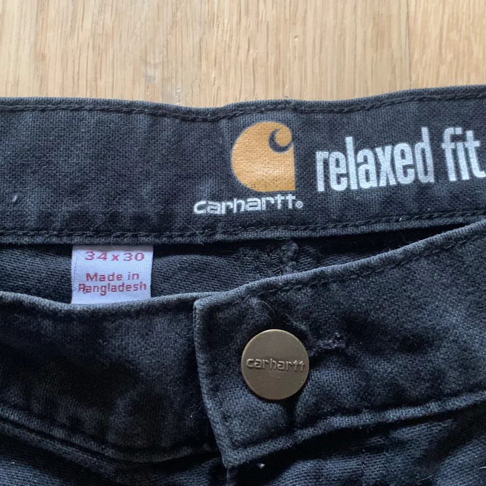 Carhartt cargos jag säljer pågrund av att de inte används. 10/10 skick kom dm för flera bilder eller frågor. Pris kan diskuteras vid snabb affär.. Jeans & Byxor.