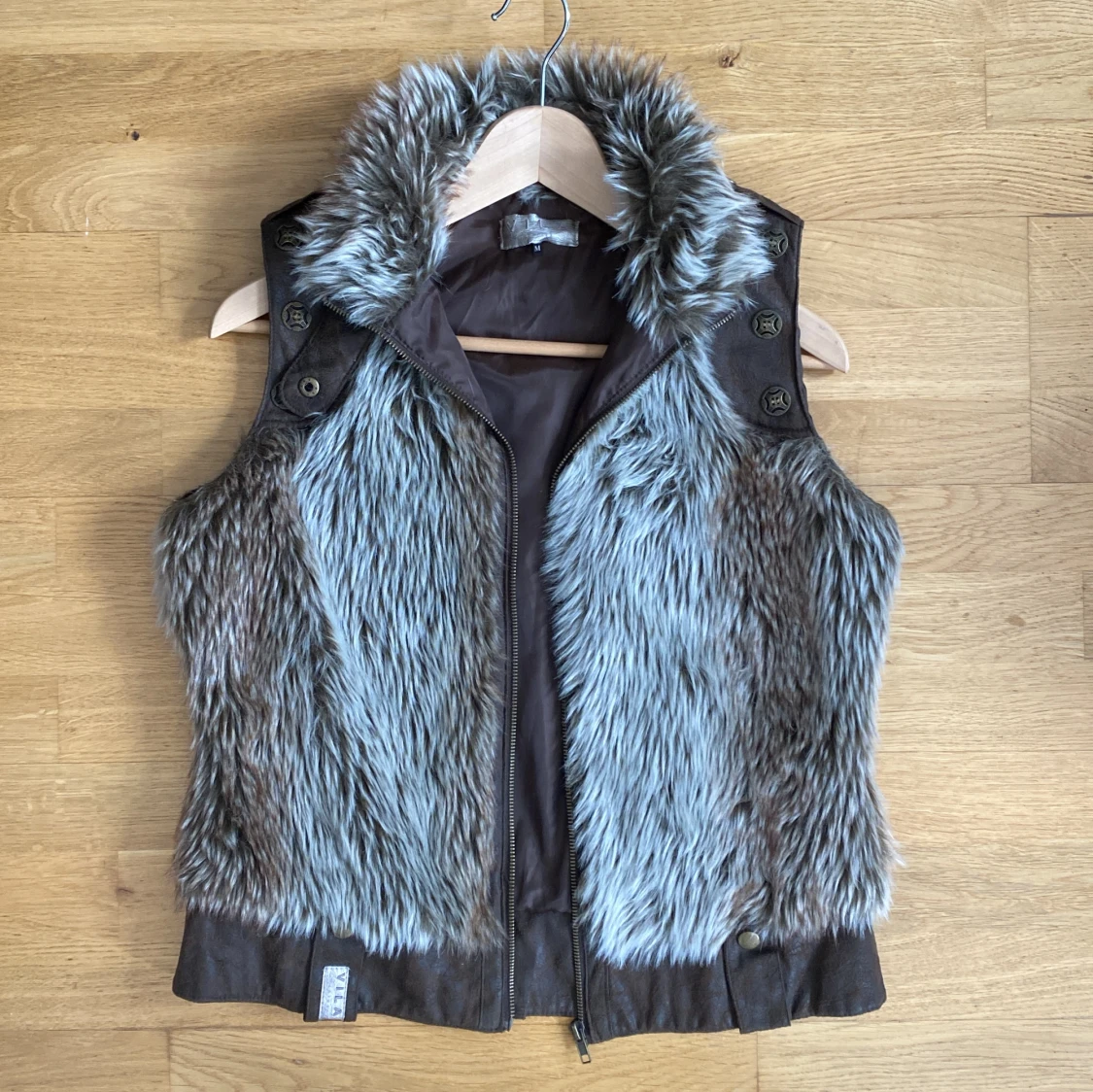 Pälsväst med läderdetaljer