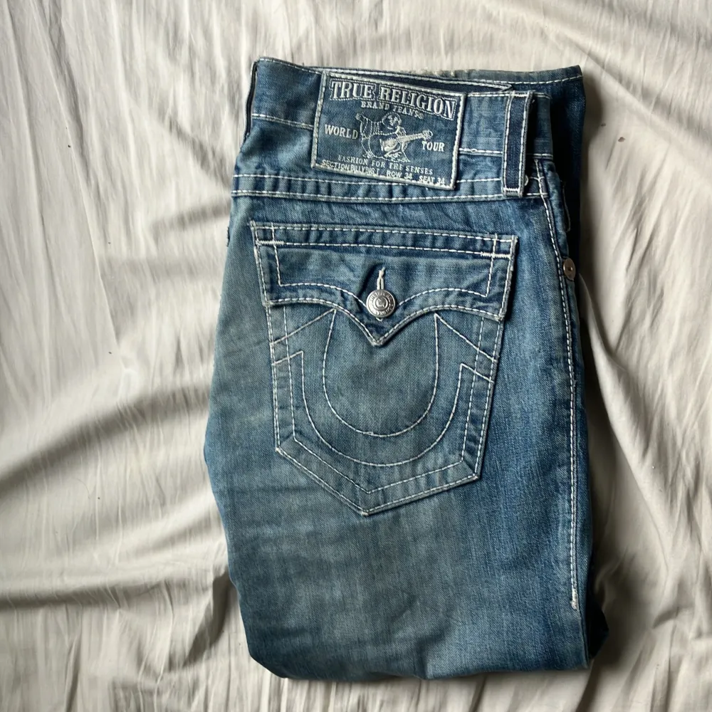 Säljer dessa feta true religion jeans eftersom dem är lite för korta för mig. Dem är lite slitna på baksidan (se bild 4) men annars är dem i bra skick🗣️🙏(dem är äkta ofc🙏). Jeans & Byxor.