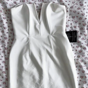 Vit bandou klänning - Vit klänning från Rebecca Stella men köpt på Nelly, oanvänd med lapparna kvar 💕