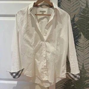 Burberry Skjorta - Säljer min Burberry skjorta, perfekt inför sommaren!  Nypris ca 5500kr och i bra skick, 8/10. Storlek M men passar även S. Kan eventuellt vara öppen för byten, men hellre pengar via swish eller köp nu.
