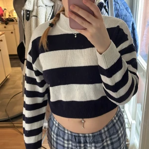 Stickad tröja - Fin stickad randig tröja, använd ett antal gånger men fint skick. Väldigt skön och passar till mycket