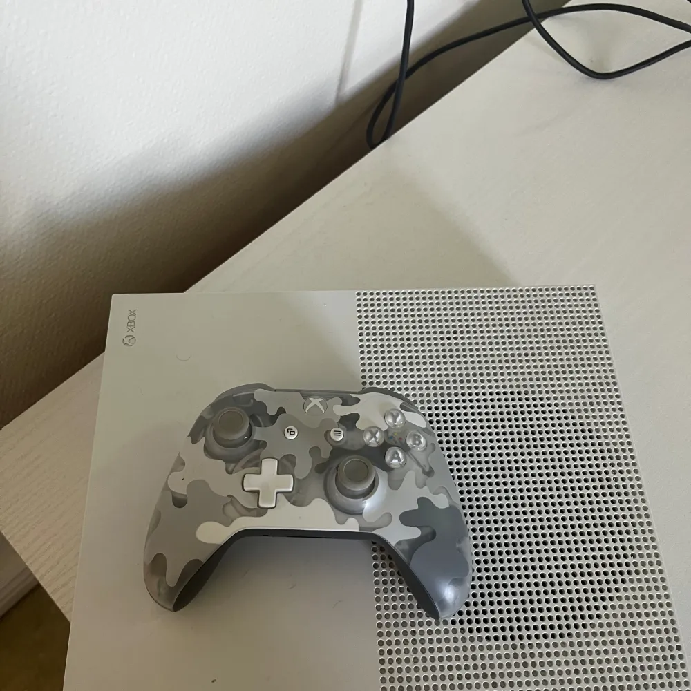 Säljer mitt Xbox one 500 GB, handkontroll + spel. Det är en bra spelkonsol och funkar utan problem. Det är inte den nyaste varianten.  Skriv gärna vilka spel som ni vill ha med så kan man justera priset. . Övrigt.