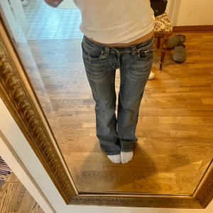 Lågmidjade bootcut jeans  - Lågmidjade bootcut jeans som är helt nya. Midjemått 34cm, innerbenslängd 80cm. Köp via köp nu❤️‍🔥