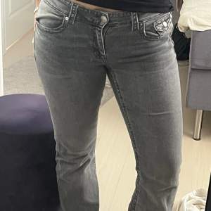 Jeans ifrån gina, köpta ganska nyligen så har knappt använt! Köpta på barn sidan så storlek 170, sitter som S