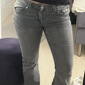 Bootcut - Jeans ifrån gina, köpta ganska nyligen så har knappt använt! Köpta på barn sidan så storlek 170, sitter som S