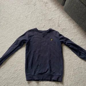 Lyle Scott hoddie - Skick 8,5/10 köpt för ungefär 450 men säljer för den är för lite       Pris kan diskuteras 